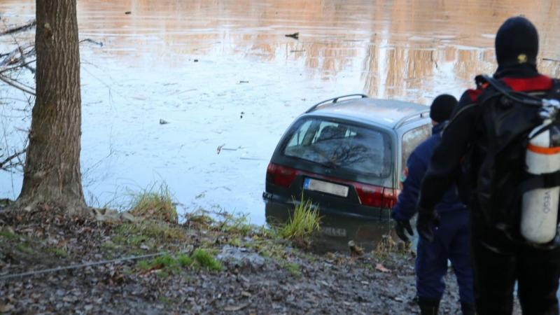 Egy kicsi figyelmetlenség következtében egy autó a szabadstrand vizébe került – nézd meg a videót!