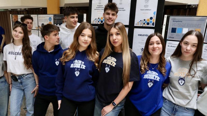 Különleges divatbemutatóval kápráztatta el a közönséget a Kölcsey-gimnázium – Ismerd meg a vadonatúj Husky-stílust! (galéria, videó)
