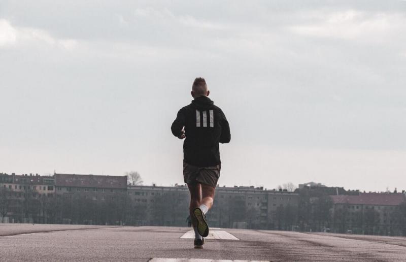 A futás rengeteg előnnyel jár, ami miatt érdemes belevágni. Először is, a fizikai aktivitás segít a test karbantartásában: javítja a szív- és érrendszeri egészséget, erősíti az izmokat, és növeli a kitartást. Emellett a futás nagyszerű módja a stressz lev