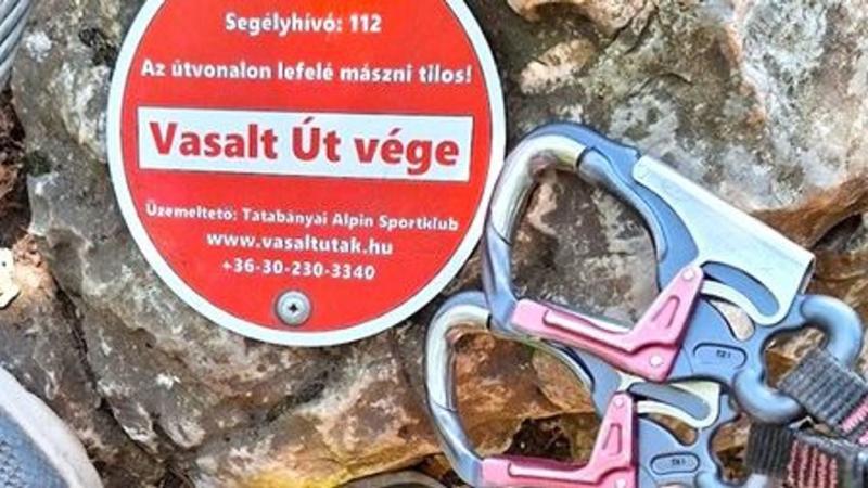 Súlyos helyzetbe került egy mászó a Via ferratán, amikor váratlanul bajba jutott. Azonnal megérkeztek a tűzoltók és a barlangi mentők, hogy segítsenek a kimentésében.
