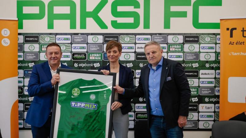A Tarr Kft. elkötelezetten áll a Paksi FC csapata mellett a nemzetközi kupában, ezzel is kifejezve támogatását és bizalmát a helyi sport iránt.