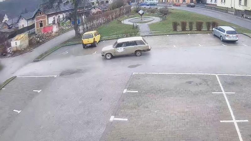 Ózdi driftkirály: Egy őrült autós kalandja a lakóövezetben - nézd meg a videót!