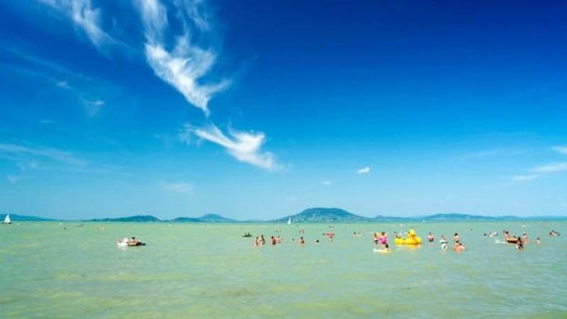 A víz szennyezettsége miatt tilos a fürdőzés a közkedvelt balatoni strandokon.