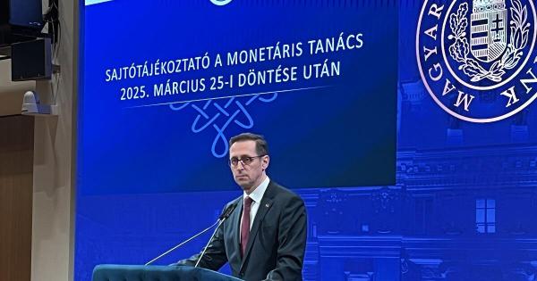 Varga Mihály a jövőt sötét felhők között szemléli, aggasztó jelek és bizonytalanságok árnyékában.