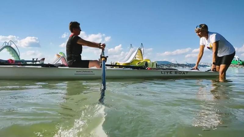 Balatonfenyvesen a hétvége a vízi sportok ünnepévé alakult, ahol a hullámok és a napfény ölelésében mindenki kipróbálhatta a különböző vízi kalandokat.