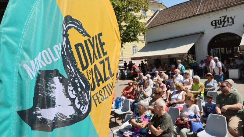 Hajszál híján a Boon másik fotósát is elragadta a dixie muzsika varázsa - A Miskolci Dixieland Band egy felejthetetlen búcsúval zárta a koncertet, amelyet a bossanóva ritmusai kísértek (fotók és videók a rendezvényről).
