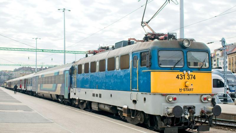 Hatalmas lelkesedés kíséretében vág neki a járat az útnak.