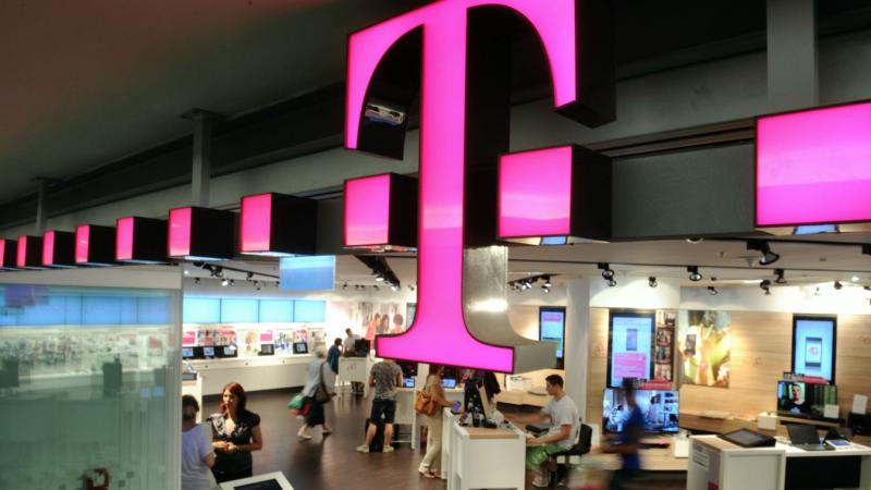 A Magyar Telekom hatmilliárd forintos beruházása révén Kaposváron új életet lehel az aszfaltba.