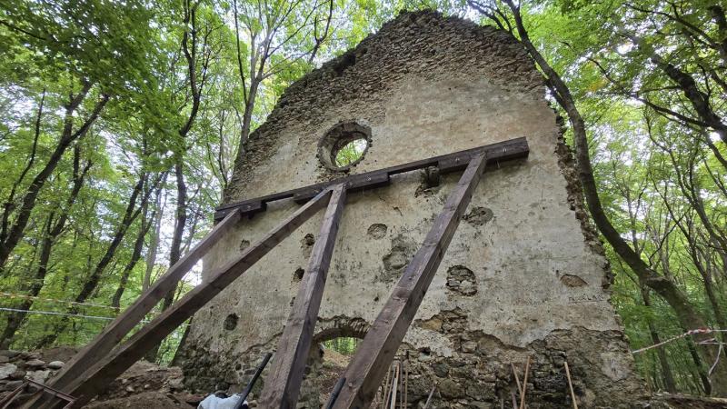 A tálodi kolostor romjainak megmentésére indított kezdeményezés célja, hogy megóvja ezt a történelmi örökséget a pusztulástól. A helyszín értéke nem csupán építészeti, hanem kulturális szempontból is felbecsülhetetlen, így a romok megóvása érdekében külön