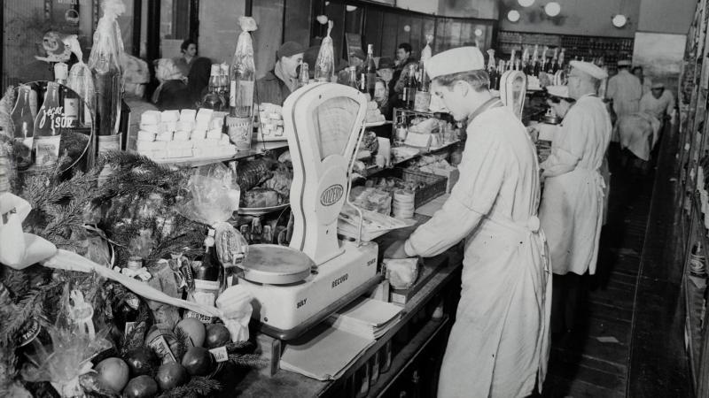 Időutazás a boltok fénykorába – így vásároltak nagyszüleink idejében! Képzeljük el, ahogy a múlt varázslatos világában, a helyi bolt ajtaján belépve egy egészen más élmény vár ránk. Az illatok, a színek és a hangok összefonódnak, miközben a vásárlók barát