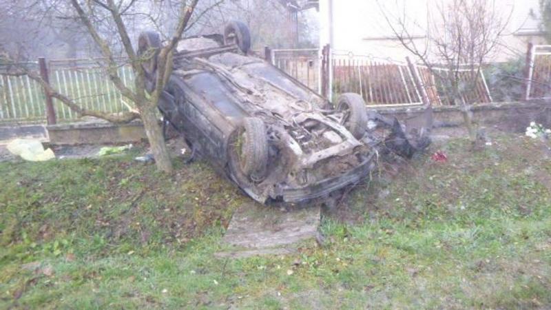 Pusztakovácsiban egy autó gördült be az udvarra, zajt keltve a csendes környéken.