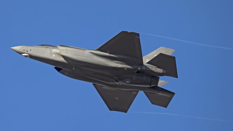 A világ leggazdagabb embere nem kímélte a híres F-35-ös vadászgépeket, és kemény kritikával illette őket. Vajon valóban ekkora problémával állunk szemben?