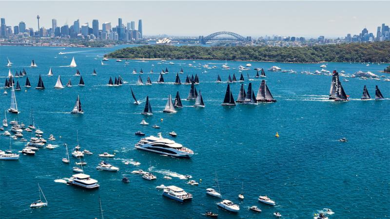 A 79. Rolex Sydney Hobart vitorlásverseny 2024-ben 104 hajó vágott neki a várakozások szerint kihívásokkal teli, viharos tengeri útnak. A verseny résztvevői izgalommal és elkötelezettséggel készültek a megpróbáltatásokra, amelyek során a hullámok és a szé