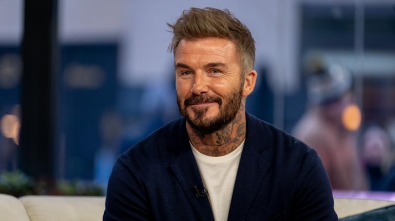 David Beckham, közel öt évtizedes életkorával, olyan fiatalos megjelenést mutat, ami sok fiatal számára példát statuál. Az ikonikus labdarúgó és divatikon stílusa és energiája továbbra is lenyűgöző, és nemcsak a sport világában, hanem a divatiparban is je