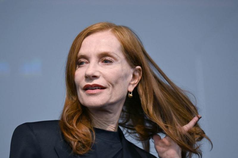 Isabelle Huppert megformálja Báthory Erzsébet titokzatos és sötét alakját egy új vámpírfilmben, ahol a történelmi figura legendás mítoszai és a vámpírtörténetek elemei keverednek. Az előadás során Huppert a hírhedt grófnő pszichéjének mélységeit tárja fel