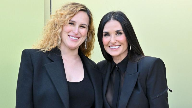 Rumer Willis édesanyja, Demi Moore, 30 évvel ezelőtt a Sztriptíz című filmben viselt ikonikus arany bikinijében tündököl. Az emlékezetes pillanatokat idéző fotón a fiatal színésznő egyedülálló stílusával és családi örökségével hívja fel a figyelmet.