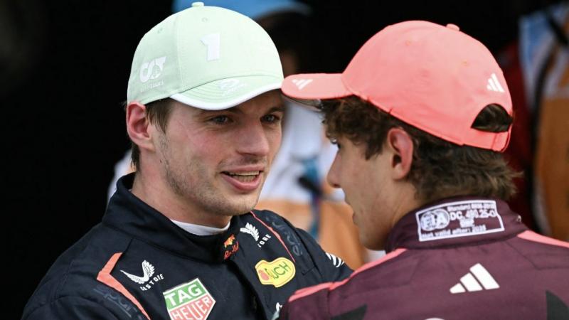 Max Verstappen a pályán igazi erőgép, de a versenyeken kívül egy nagyon kedvelhető figura.