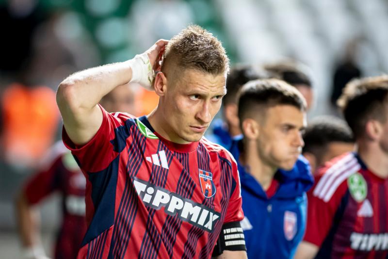 Néhány évvel ezelőtt a Fradi még a riválisok előtt állt, ám most, a szponzori támogatások hiányában, komoly veszély fenyegeti a csapatot, és a kiesés réme lebeg felettük.