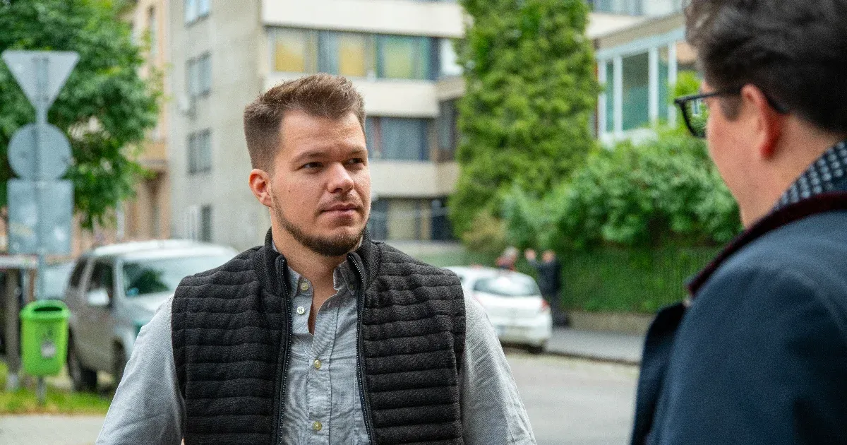 Két órán át faggatták a fegyelmi eljárás keretein belül azt a rendőrt, aki határozottan elzárkózott attól, hogy a KDNP reklámarca legyen.