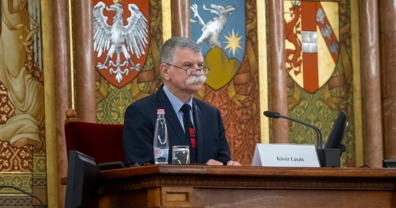 Kövér László megszólalt a csángó konferencián, ahol fontos gondolatokat osztott meg a csángó közösség helyzetéről és jövőjéről. A rendezvény célja, hogy felhívja a figyelmet a csángók kulturális örökségére és identitásuk megőrzésének fontosságára. A beszé