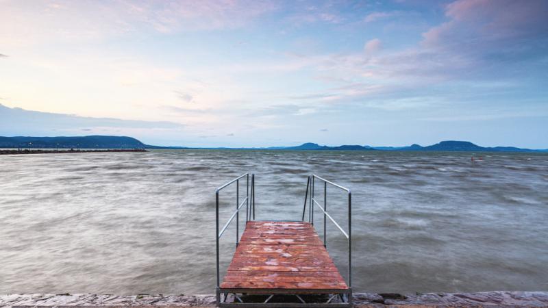 Feszültség tapasztalható a Balaton környékén: megkezdődtek az illegális stégekkel kapcsolatos intézkedések, ám a bontási folyamat jelenleg leállt. - Pénzcentrum