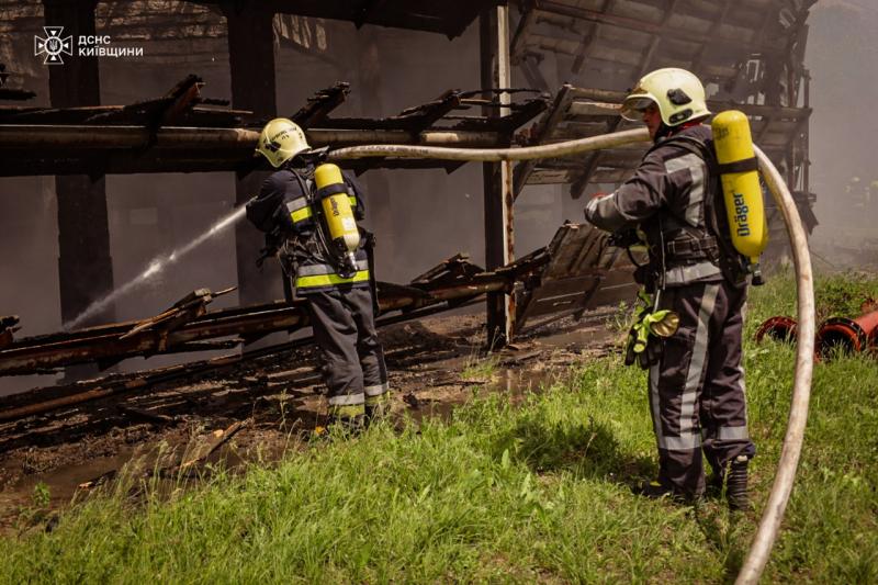 Videó: Lángok csaptak fel egy ukrán hőerőműben, hatalmas tűz keletkezett, fekete füst felhői árnyékolták be a környező területet.