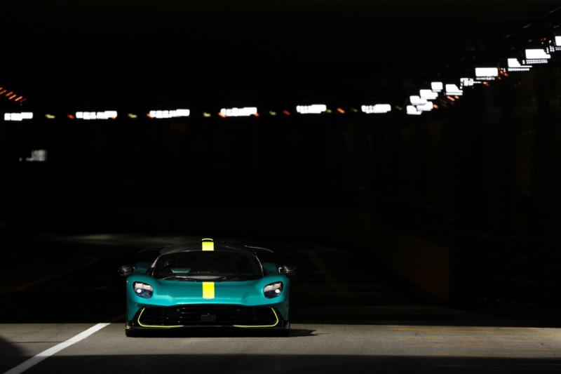 Monaco utcáin dübörögtek a legújabb szörnyeteg hangos motorjának zúgásával.