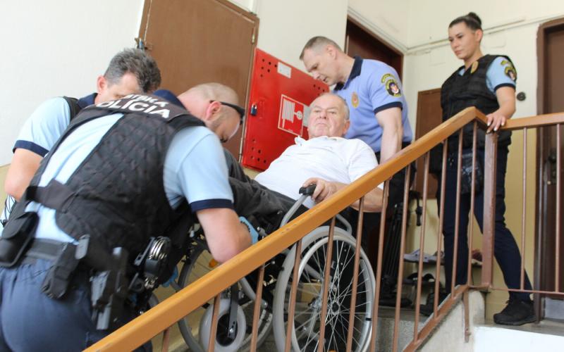 Irénke néni kétségbeesetten tárcsázta a városi rendőrök számát: - Kérem, segítsenek! Nem tudom lehozni a lakásból a férjemet, aki az amputált lábával küzd!