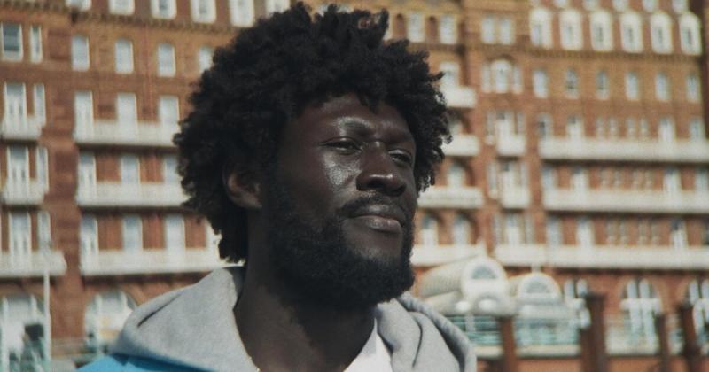 Megérkezett a Stormzy főszereplésével készült rövidfilm, amelyet egy Iphone segítségével rögzítettek. Ez a különleges alkotás új színt visz a filmes világba, és bemutatja, hogyan lehet innovatív módon kihasználni a modern technológia adta lehetőségeket.