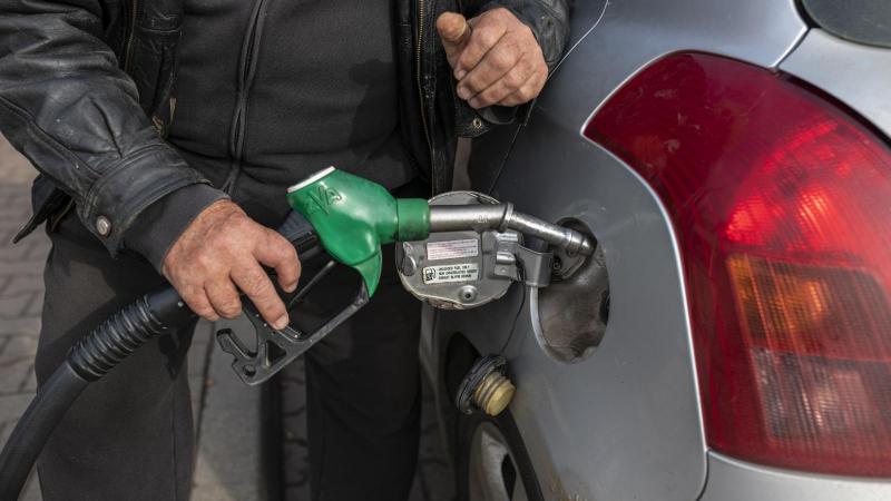 Péntektől kezdődően öt forinttal olcsóbb lesz a benzin, míg a gázolaj nagykereskedelmi ára két forinttal csökken.