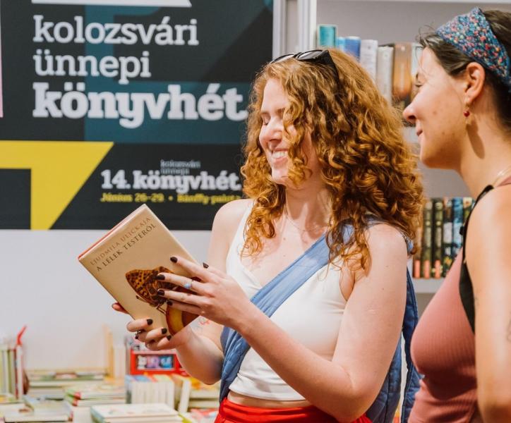 A könyv nem csupán díszítőelem vagy múzeumi tárgy: az olvasás élménye, a tudás forrása és a képzelet határtalansága. A Krónika Online cikkében ezt a gondolatot járják körül, hangsúlyozva, hogy a könyv nemcsak fizikai tárgy, hanem egy élő közeg, amely össz