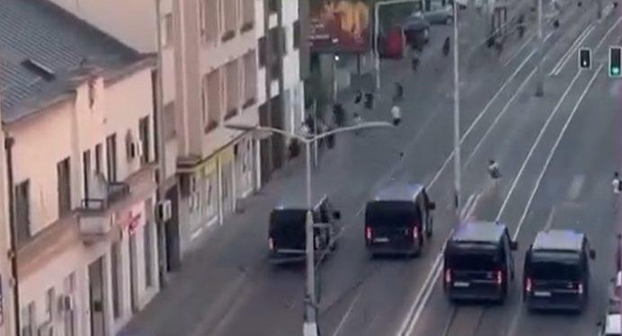 Belgrád utcáin barikádok emelkedtek, miközben a rendőrség furgonokkal próbálta megfékezni a tüntetők tömegét.