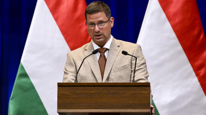 Gulyás Gergely kifejezte, hogy mélyen elszomorító, hogy Magyarországot ilyen elsőszámú vezető képviselte a katonaság terén.