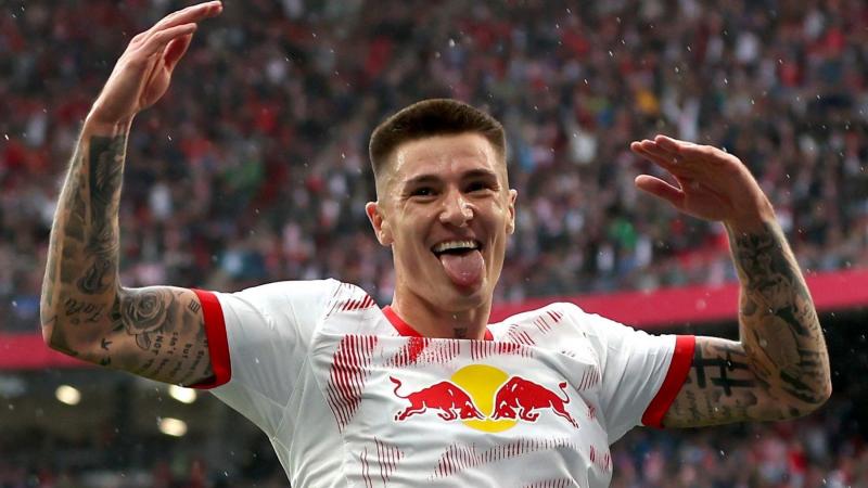 Most érkezett a hír az átigazolási szakértőtől: Benjamin Šeško a Manchester United színeiben folytatja pályafutását.