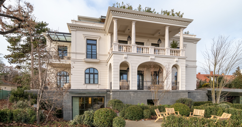 Mesék szövevényével átszőtt villa a városi kiserdő csúcsán.