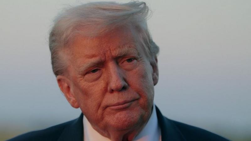 Trump úton Alaszkába határozott üzenetet intézett Putyinnak.