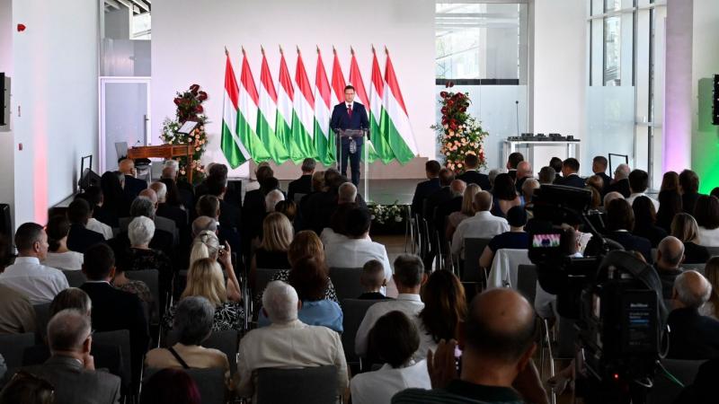 Gulyás Gergely kijelentette, hogy Magyarország egy szuverén állam, amely saját jogait és érdekeit védi. Az ország függetlensége és önállósága alapvető érték, melyet kiemelten fontos megőrizni a nemzetközi kapcsolatokban és belpolitikai döntések során is.