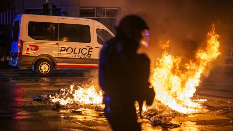 Lángoló barikádok és feszültséggel teli tömegek - a svájciak is egyre inkább tapasztalják a migráció következményeit (VIDEÓ)