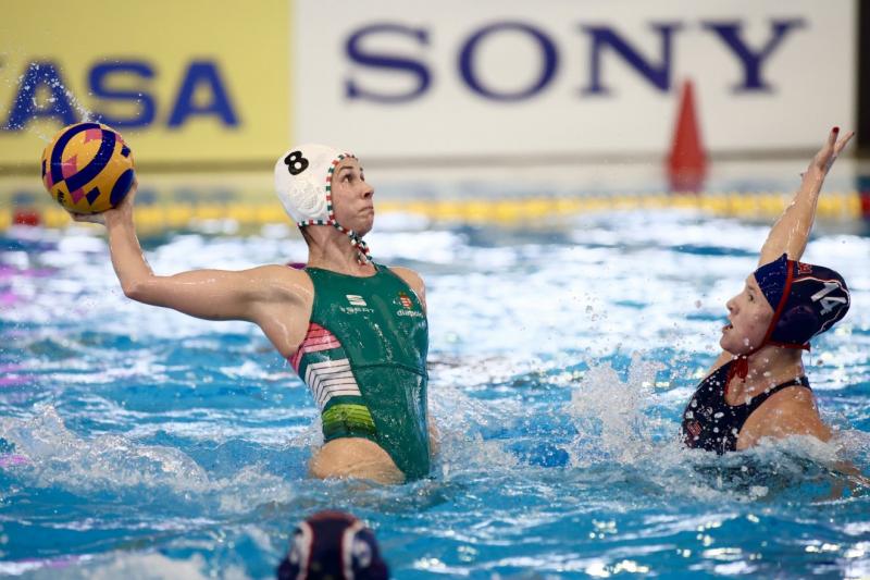 Román-magyar versengés a medencében | Krónika

A medence partján feszültség tapintható, ahogy a két csapat, a román és a magyar sportolók, készül a nagy megmérettetésre. A víz tükrében csillogó napfény és a szurkolók lelkes kiáltásai csak fokozzák a verse