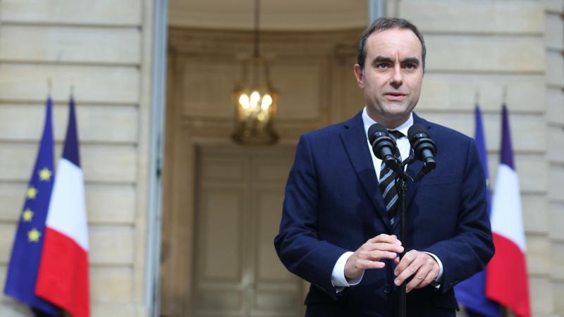 A francia kormány új adóintézkedést tervez, amely a szupergazdagokat célozza meg, ezzel is igyekezve csökkenteni a vagyoni egyenlőtlenségeket az országban. Az elképzelés szerint a leggazdagabb réteg jelentős hozzájárulást tenne a közszolgáltatások finansz