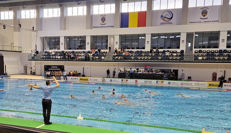 A bukaresti vízilabdatornán sajnálatos incidens történt, amikor a női játékvezetőre szülők támadtak. Az eset felháborodást keltett, és rávilágított a sportág körüli feszültségekre. A játékvezetők munkáját tiszteletben kell tartani, hiszen ők biztosítják a