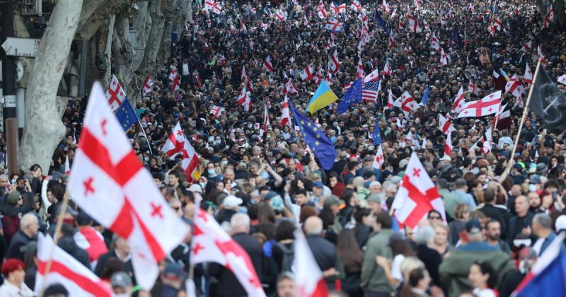 Lángoló feszültség uralja az országot, ahol két elnök osztja meg a hatalmat, ám a háttérben egy ravasz üzletember mozgatja a szálakat a vidéki villájából.
