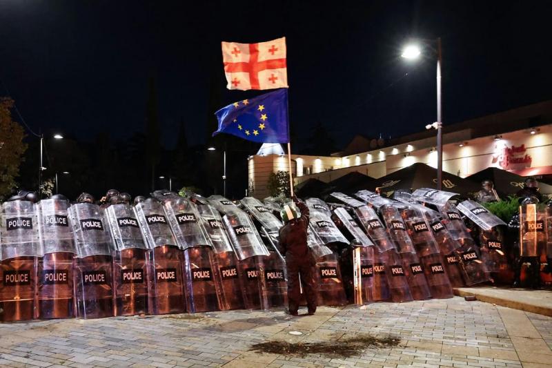 A grúziai helyzet rendkívül feszültté vált: a kormány Moszkva támogatására támaszkodik, míg az ellenzék az Európai Unióhoz fordul segítségért. A politikai feszültségek és a külső befolyások hatására a helyzet robbanásig feszült, és a jövő bizonytalansága 