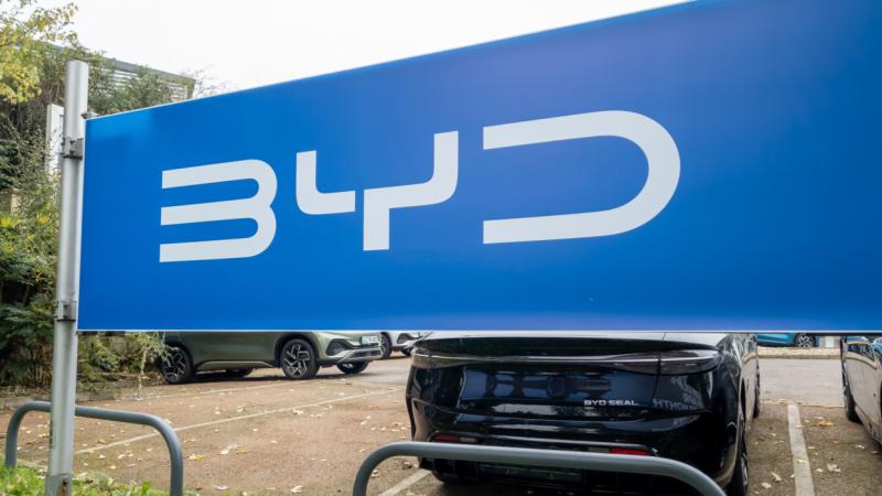 A BYD bejelentette, hogy a présüzem és a fényezőcsarnok nem fog időben elkészülni, azonban Szegeden idén megkezdődik a gyártás. A Pénzcentrum híre szerint a várakozásokkal ellentétben a létesítmény nem fejeződik be a tervezett határidőre.