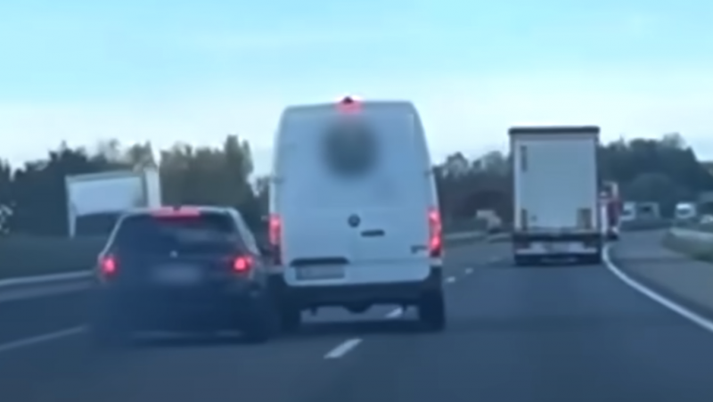 Furgonos vadállat szorította le egy autót az M1-es autópályán – Totalcar

Egy különös baleset történt az M1-es autópályán, ahol egy furgon váratlanul dominálta a forgalmat, és egy másik járművet szorított le az útról. A helyszínen készült felvételek tanús