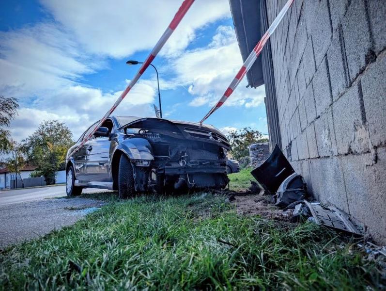 Tizenegy ember egy Opel autóban: migránscsempészek üldözés közben balesetet okoztak Őrvidéken, a magyar rendőrök nyomában.