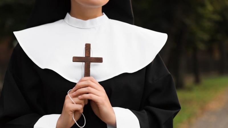 Apácából bikinis jógaoktató lett – egy váratlan és vicces megjegyzés után! Képzeld el, ahogy az áhítatos nyugalom helyett most már a napfényben ragyogó tengerparton tartja a meditáló órákat, miközben a járókelők nem tudják, hogy a korábbi életében még a t