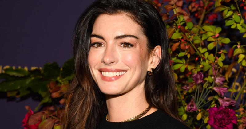 Íme egy egyedibb változat: Ő Anne Hathaway, a híres színésznő ritkán szem előtt lévő férje, akivel már 17 éve osztják meg az életüket, és akikkel a kötelékük szinte elválaszthatatlanná vált.