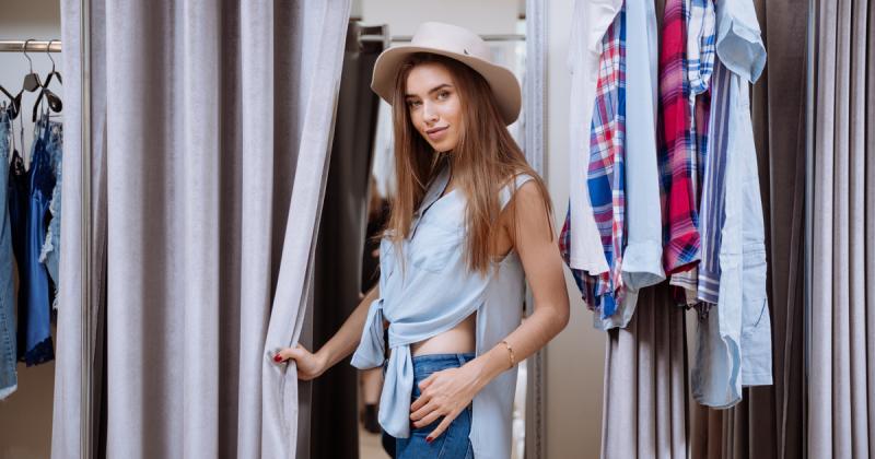 A francia nők számára egészen 2013-ig tilos volt a farmer viselése, hiszen egy régi törvény korlátozta ezt a ruhadarabot. Most azonban végre szabadon öltözködhetnek, és a farmer is a mindennapi divat részévé válhatott számukra.