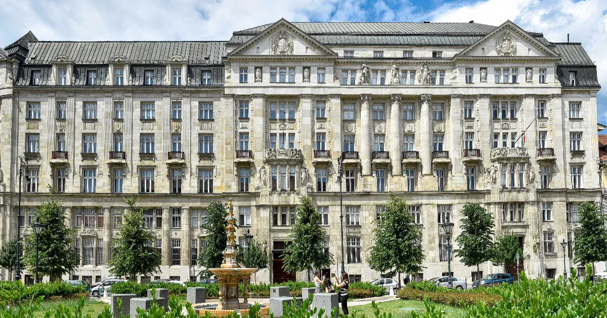 Az állam szabadulni vágyik Nagy Márton minisztériumának épületétől, és ennek érdekében jelentős összegű kedvezményeket kínál az árakból.